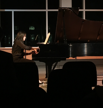 Li Tao playing piano